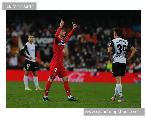 西甲焦点战平局引发红牌争议拜仁皇马转会传闻再度升温