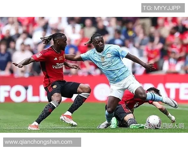 友谊赛曼联与曼城战成平局精彩瞬间引发全场热议与焦点分析 友谊赛曼联与曼城战成平局精彩瞬间引发全场热议与焦点分析